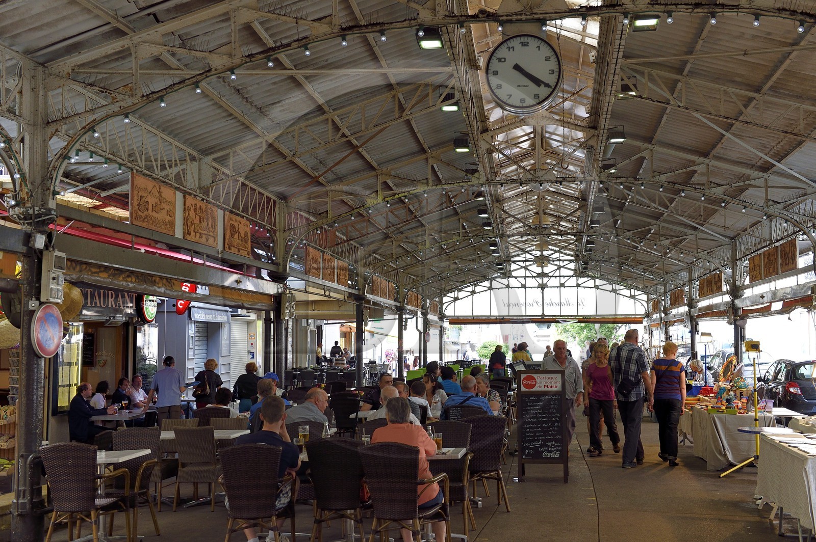 France, Alpes-Maritimes (06), Antibes, le marché provencal dans la vieille ville