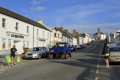 Royaume-Uni, Ecosse, Hébrides intérieures, Ile de Islay, Bowmore, la rue principale aboutissant à l'église ronde qui a été construit dans une forme circulaire pour empêcher le diable de se cacher dans un coin