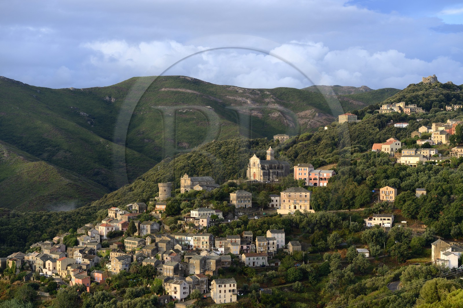 France, Haute-Corse (2B), Cap Corse, commune de Rogliano, village de Bettolacce (Bettulace) dominé par la tour génoise ronde della Parocchia, édifice fortifié du XVème siècle France, Haute-Corse (2B), Cap Corse, commune de Rogliano, village de Bettolacce (Bettulace) dominé par la tour génoise ronde della Parocchia, édifice fortifié du XVème siècle