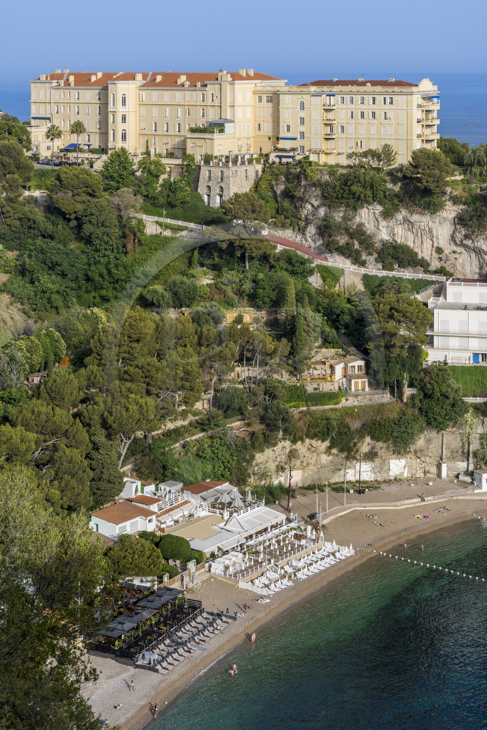 France, Alpes-Maritimes (06), Cap d'Ail, l'ancien hotel de luxe Eden Palace domine la plage Mala