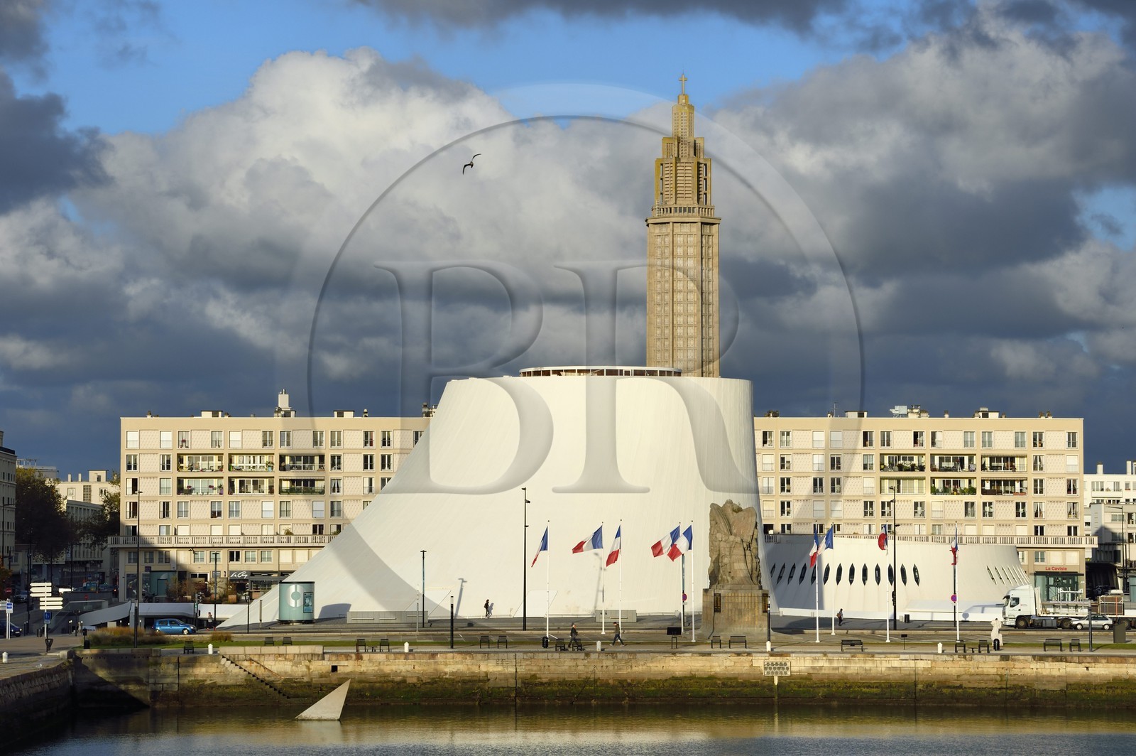 France, Seine-Maritime (76), Le Havre, Centre-ville reconstruit du Havre par Auguste Perret classé Patrimoine Mondial de l'UNESCO, immeubles Perret autour du Bassin du Commerce, le Volcan réalisé par Oscar Niemeyer et la Tour Lanterne de l'église Saint-Joseph