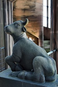 France, Bas-Rhin (67), Strasbourg, vieille ville classée au Patrimoine Mondial de l'UNESCO, la cathédrale Notre-Dame, à mi hauteur de chacun des quatres escaliers à vis appelées les Vier Schnecken (quatre escargots), une passerelle les relie à la tour octogonale et on y trouve deux statues, ici le taureau (références aux constellations du Bouvier)