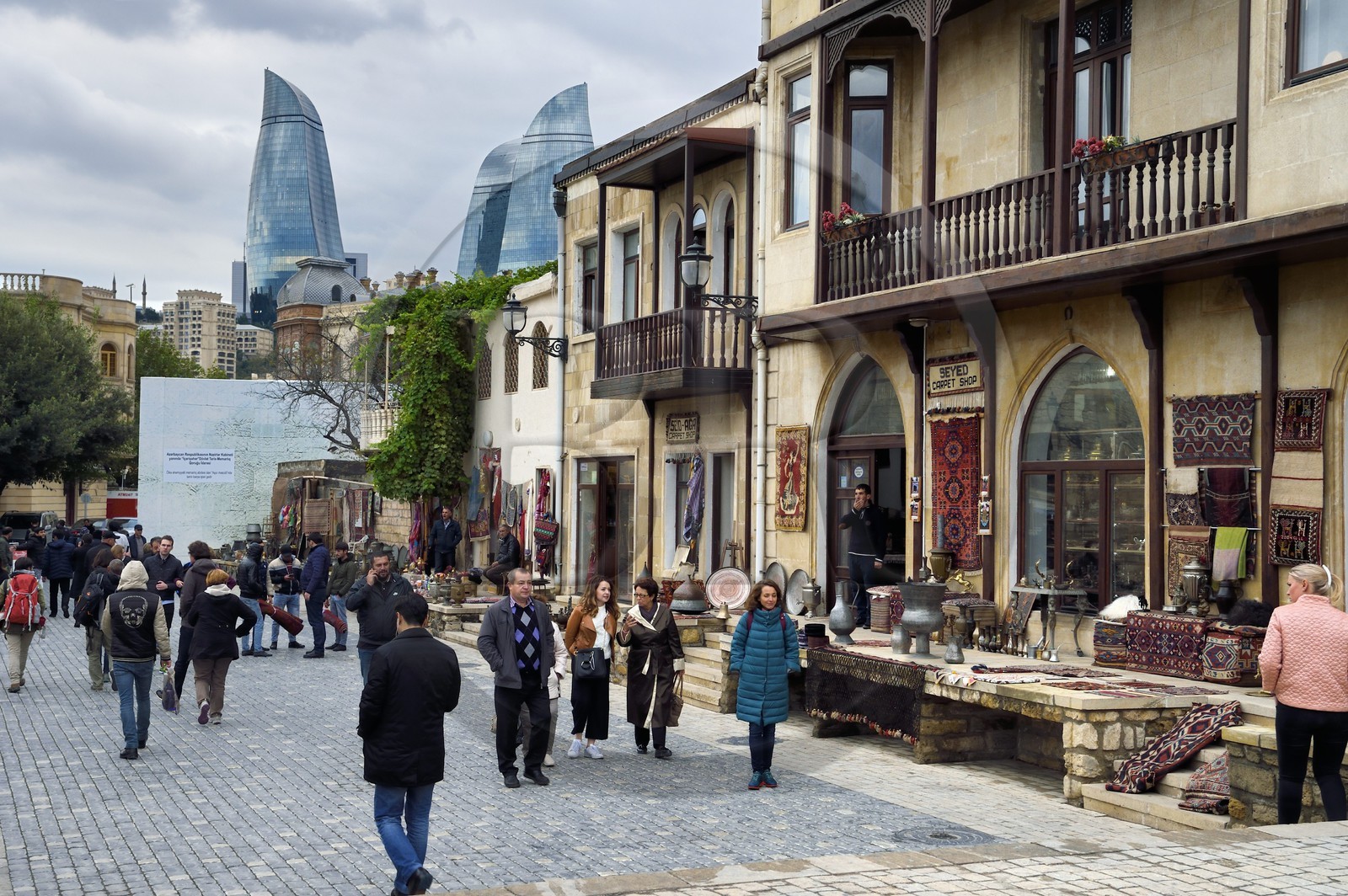 Azerbaïdjan, Bakou, Vieille ville, classée au patrimoine mondial de l'UNESCO, la rue commercante Asef Zeynalli et les Flame Towers en arrière plan