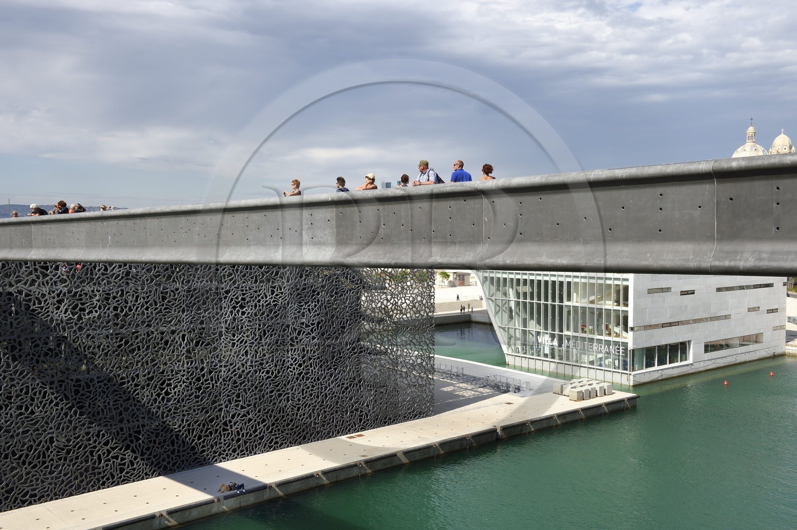 France, Bouches-du-Rhône (13), Marseille, passerelle du MuCEM (Musée des civilisations de l'Europe et de la Méditerranée) par les architectes Rudy Ricciotti et R. Carta et La Villa Méditerranée de l'architecte Stefano Boeri en arrière plan