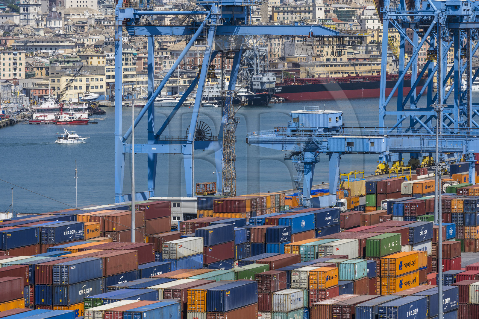 Italie, Ligurie, Gênes, le terminal conteneur du port de commerce et la ville en arrière plan, portiques de manutention