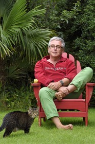 France, Finistère (29), Lannilis, Prat Ar Coum, l'artiste peintre Loic Madec dans son jardin