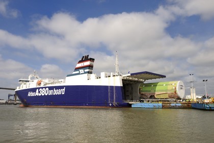 France, Loire-Atlantique (44), port autonome de Nantes Saint-Nazaire, terminal roulier de Gron - Montoir de Bretagne, embarquement d'une pièce de l'airbus A380