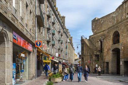 France, Ille-et-Vilaine (35), Côte d'Emeraude, Saint-Malo, place du Poids du Roi, les remparts de la ville intra-muros à la Grand'Porte