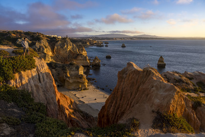 Portugal, Algarve, Lagos, la plage de Praia do Camilo nichée entre des falaises escarpées non loin de Ponta da Piedade