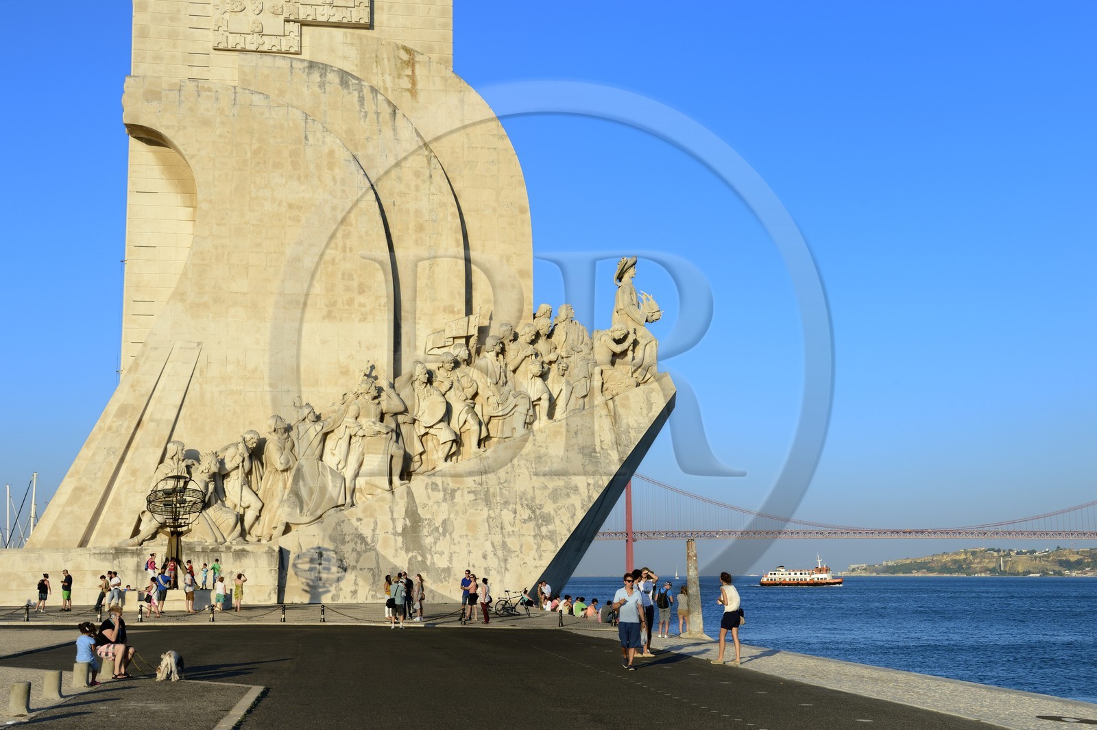 Portugal, Lisbonne, quartier de Belém, Padrao dos Descobrimentos (Monument des Découvertes) datant de 1960 et le le pont du 25 de Abril sur le Tage
