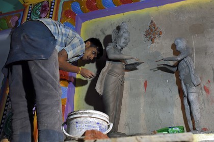 Sri Lanka, province de l'Est, Trincomalee, Koneswaram temple en reconstruction dans l'ex-Fort Frederick, fabrication de statues dans le temple
