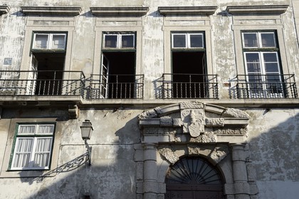 Portugal, Lisbonne, quartier de l'Alfama, façade de maison ancienne sur le Largo de Sao Tomé