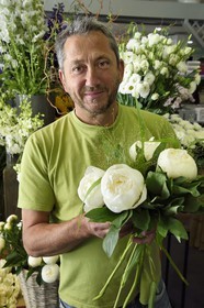 France, Alpes-Maritimes (06), Nice, le fleuriste Joseph Pinna tenant un pivoine blanc dans sa boutique Arc en ciel fleurs rue Barberis