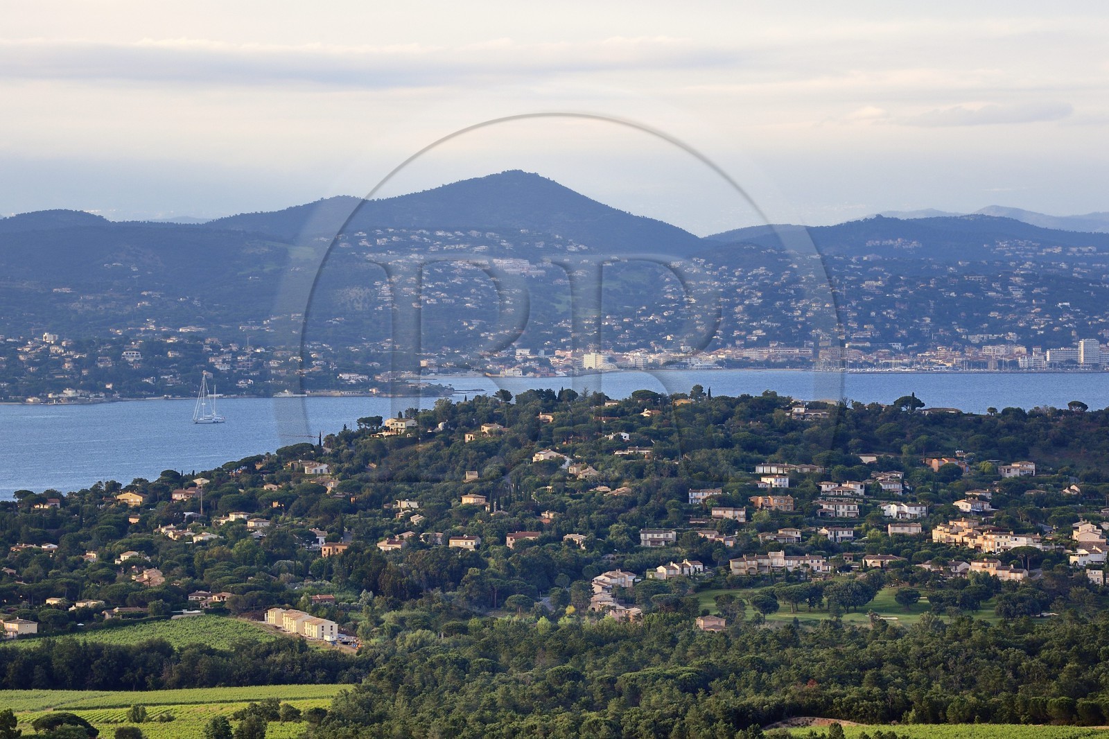 France, Var (83), la presqu'Ile de Saint-Tropez depuis Ramatuelle et la ville de Sainte-Maxime en arrière plan
