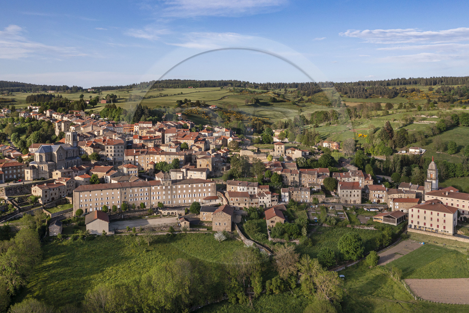 France, Haute-Loire (43), Pradelles, labellisé Les Plus Beaux Villages de France, village sur le chemin de Stevenson (GR 70) (vue aérienne)