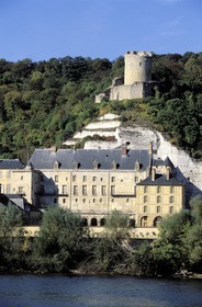 France, Val-d' Oise (95), parc naturel régional du Vexin français, La Roche-Guyon, labellisé Les Plus Beaux Villages de France, donjon dans la falaise