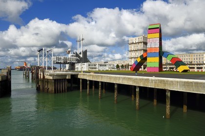 France, Seine-Maritime (76), Le Havre, Centre-ville reconstruit du Havre par Auguste Perret classé Patrimoine Mondial de l'UNESCO, quai de Southampton, Catène de containers oeuvre de Vincent Ganivet (© ADAGP)