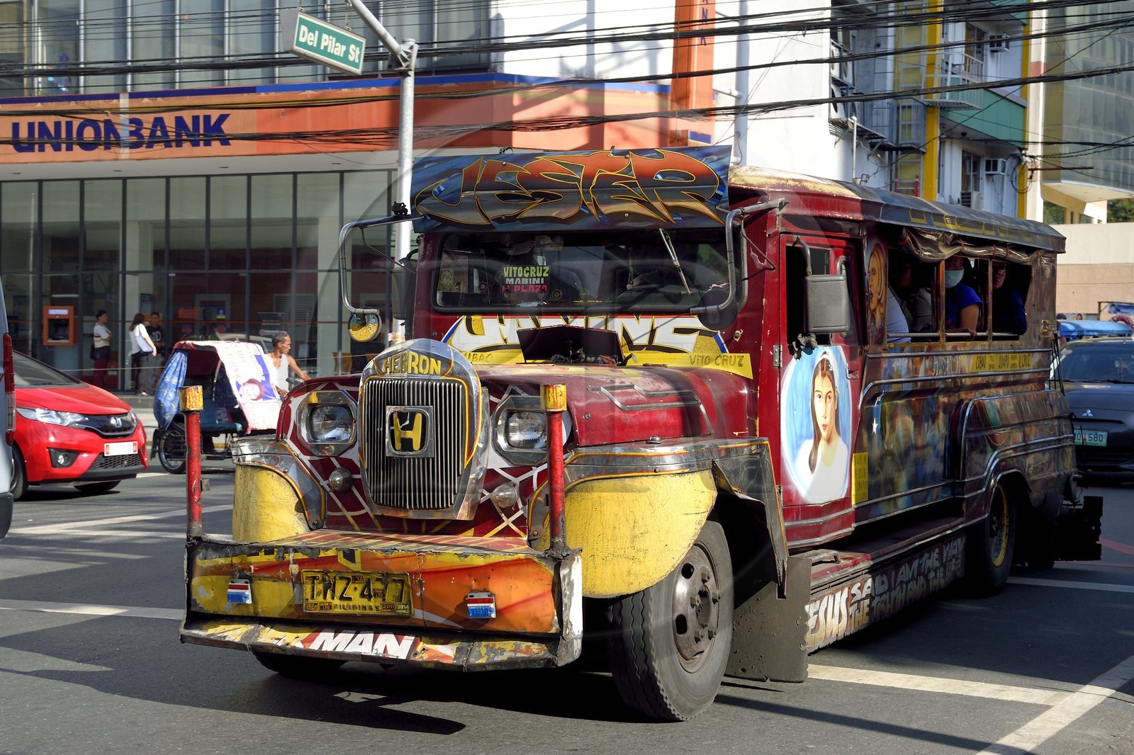 Philippines, Ile de Luzon, Manille, quartier Ermita,  jeepney (jeep allongée pour le transport de passagers)