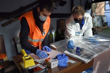 France, Bas-Rhin (67), Schiltigheim, intervention de deux ingénieurs de l’Agence nationale pour la gestion des déchets radioactifs (Andra) chez des particuliers pour enlever la radioactivité d’un modèle rare de fontaine au radium centenaire