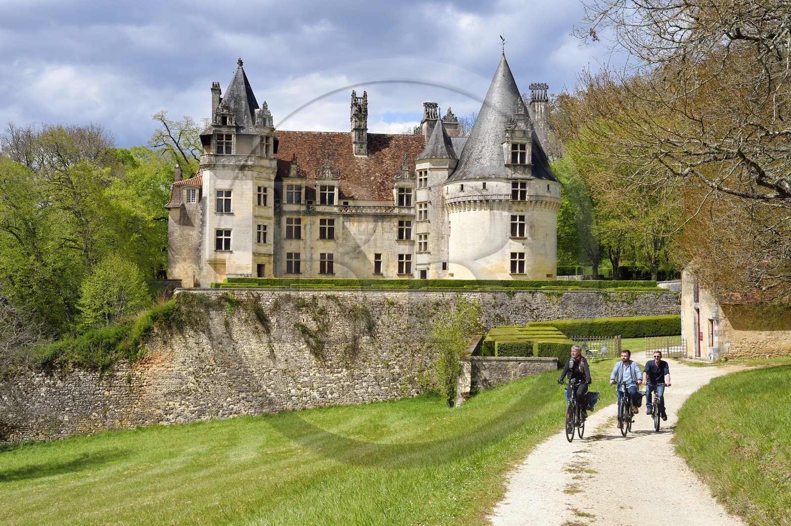 France, Dordogne (24), Périgord Vert, Villars, cyclistes faisant la véloroute la Flow Vélo devant le château de Puyguilhem de style Renaissance