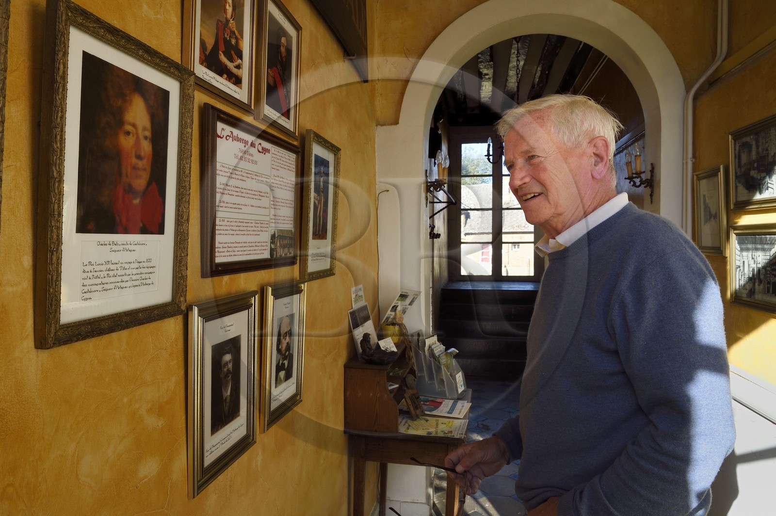 France, Seine-Maritime (76), Pays de Caux, Tôtes, l'auberge du cygne, ancien relais de la Poste royale, elle aurait hébergé des personnalités comme D'Artagnan, Madame de Pompadour, Louis-Philippe Ier, Napoléon Ier et l’impératrice Joséphine etc et fut le lieu où Guy de Maupassant écrivit Boule de Suif (dans lequel l’auberge est très présente) et où Gustave Flaubert écrivit une partie de Madame Bovary, le comte Geoffroy De Belloy De Saint-Linéard dont la famille en est propriétaire depuis la fin du XVIIe siècle