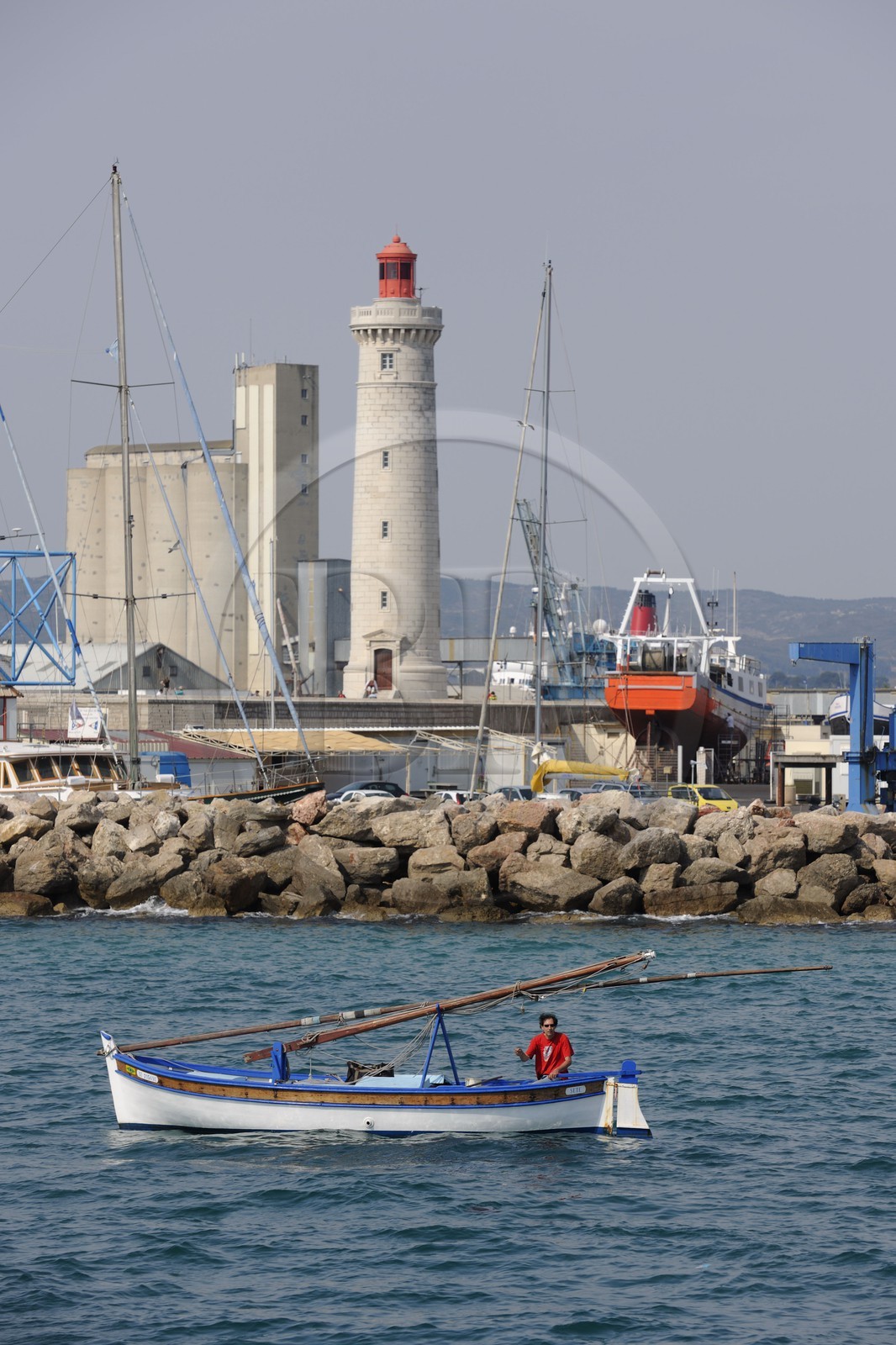 France, Hérault (34), Sète, Môle Saint Louis, phare près du port de carénage et le port industriel et commercial