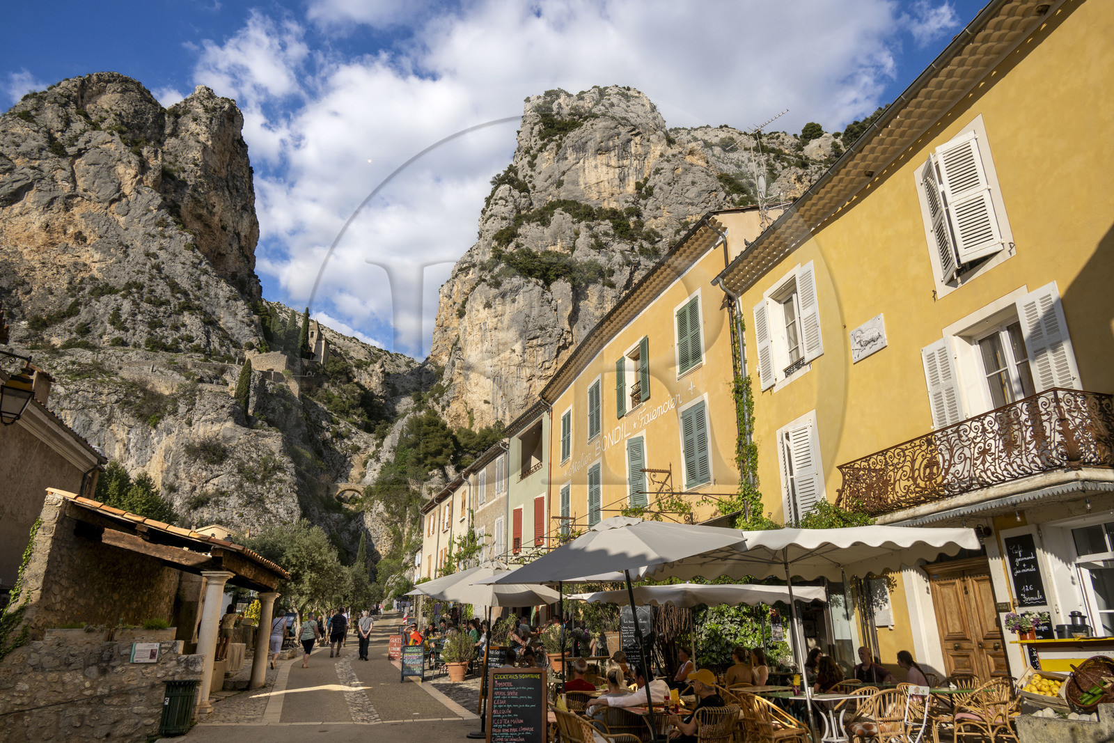 France, Alpes de Haute Provence, Parc Naturel Régional du Verdon, village of Moustiers Sainte Marie, labelled Les Plus Beaux Villages de France (The Most Beautiful Villages of France), the Star of Moustier hanging on a chain several tens of meters above the ground and the Notre-Dame de Beauvoir chapel in the background in the cliff