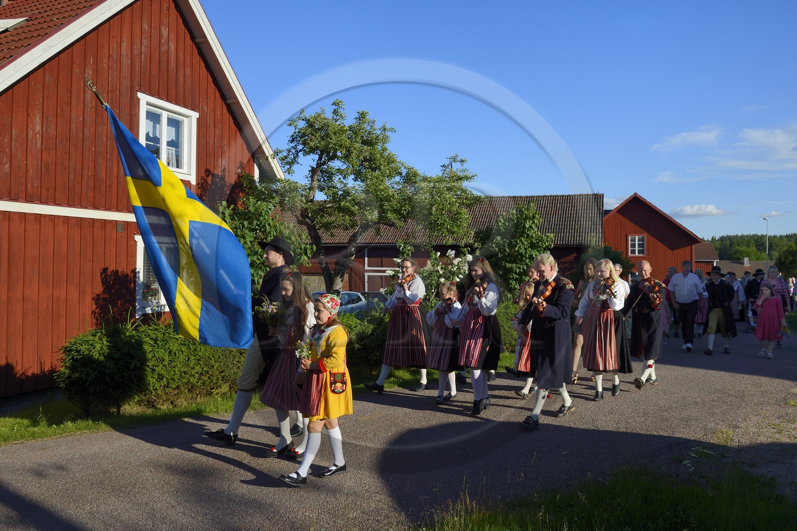 Suède, comté de Dalécarlie, région de Leksand, défilé en costume traditionnel pour les célébrations du solstice d'été dans le petit hameau de Hjulbäck Suède, comté de Dalécarlie, région de Leksand, défilé en costume traditionnel pour les célébrations du solstice d'été dans le petit hameau de Hjulbäck