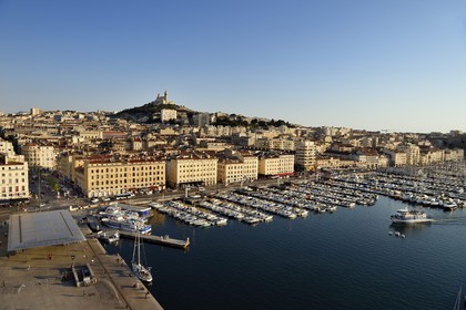France, Bouches-du-Rhône (13), Marseille, Le Vieux Port, quai de Rive Neuve et quai de la Fraternité, la basilique Notre Dame de la Garde en arrière plan