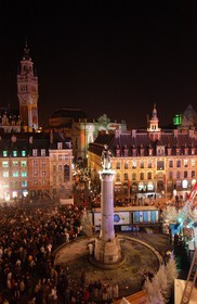 France, Nord (59), Lille 2004, la déesse sur la Grand' Place (place Charles de Gaulle) avec la foule des grands jours