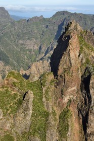 Portugal, Madeira Island, hikers on the Vereda do Areeiro hike between Pico Ruivo (1862m) and Pico Arieiro (1817m), view from Ninho da Manta (buzzard's nest) belvedere over the central mountain range