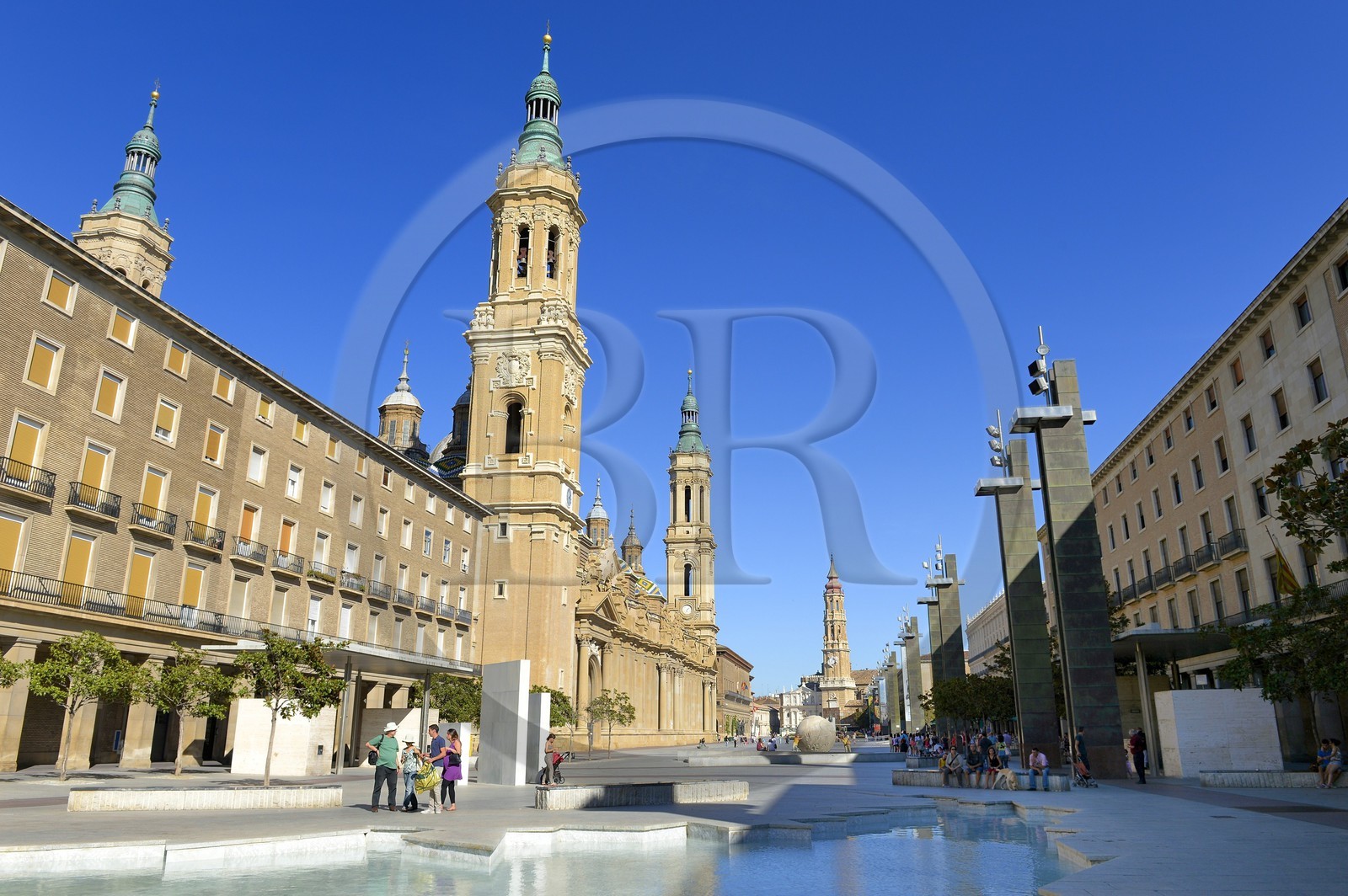 Espagne, Aragon, Saragosse, Plaza del Pilar, Basilique del Pilar (Notre-Dame du Pilier) et la cathédrale San Salvador, La Seo, en arrière plan Espagne, Aragon, Saragosse, Plaza del Pilar, Basilique del Pilar (Notre-Dame du Pilier) et la cathédrale San Salvador, La Seo, en arrière plan