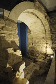 France, Paris (75), ruine de l'arche sur la rivière Bièvre de l’enceinte de Philippe Auguste au deuxième sous-sol de la poste de la rue des Ecoles