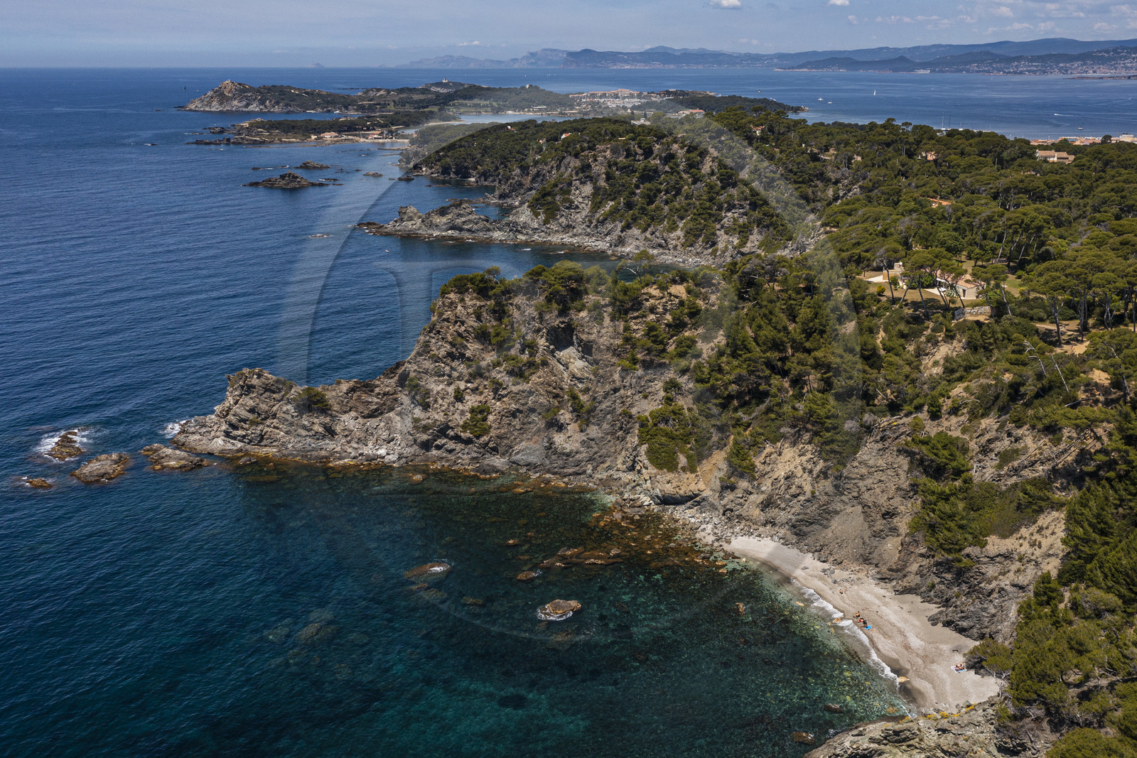France, Var (83), Six-Fours-les-Plages, randonnée dans le massif du Cap Sicié, plage du Mont Salva vers Le Brusc et l'archipel des Embiez en arrière plan (vue aérienne) France, Var (83), Six-Fours-les-Plages, randonnée dans le massif du Cap Sicié, plage du Mont Salva vers Le Brusc et l'archipel des Embiez en arrière plan (vue aérienne)