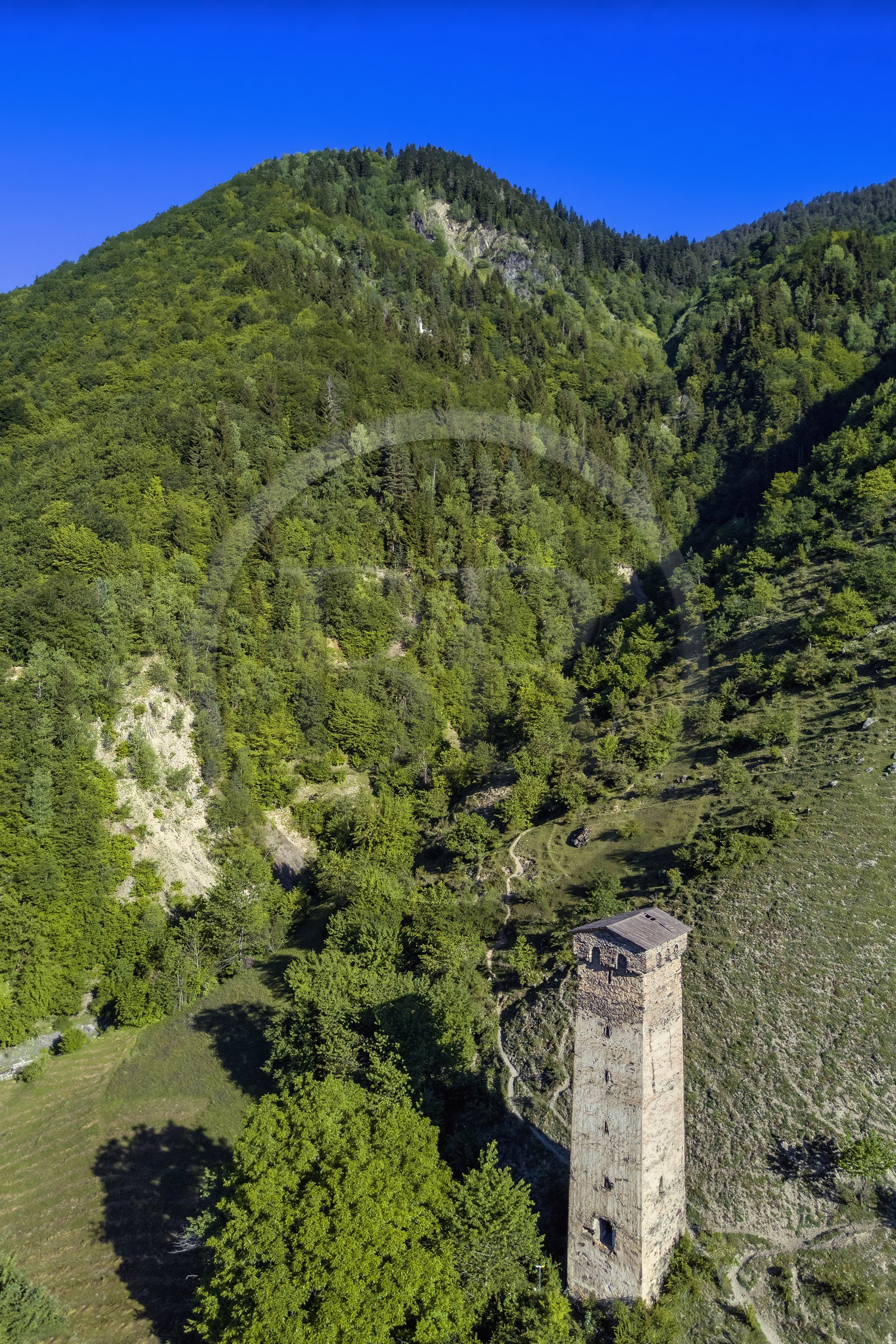 Géorgie, Haute Svanétie (Zemo Svaneti), Mestia, tour défensive Svane (vue aérienne)