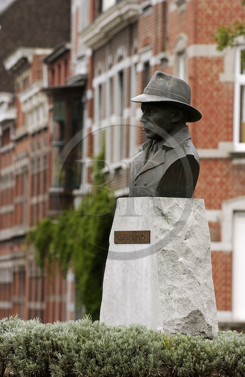 Belgique, Wallonie, Liège, quartier d' Outremeuse, statue de l' écrivain Georges Simenon