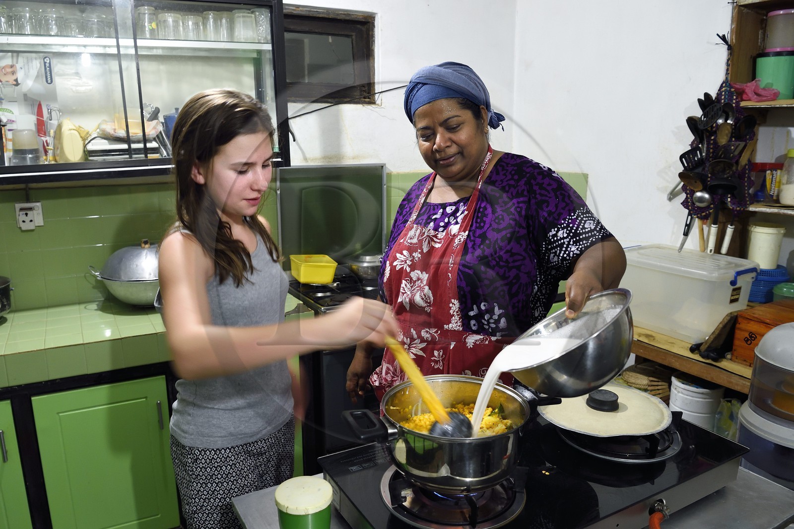 Sri Lanka, province du Centre-Nord, Polonnaruwa, Devi Tourist Home, préparation du curry dans la cuisine