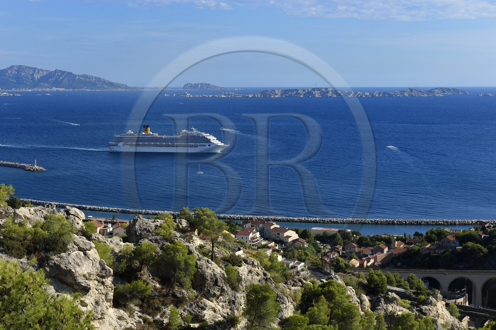 France, Bouches-du-Rhône (13), Marseille, 16e arrondissement, le Frioul depuis l'Estaque