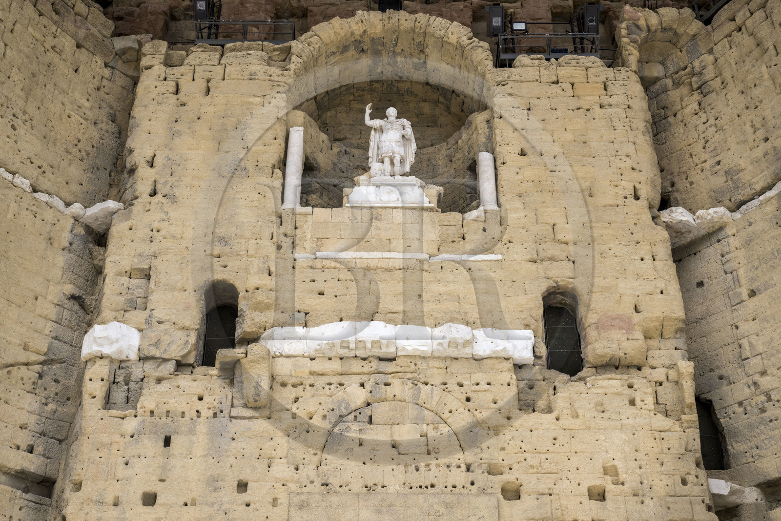 France, Vaucluse (84), Orange, le théatre antique classé Patrimoine Mondial de l'UNESCO, construit sous le règne d'Auguste au Ier siècle, la niche du mur de scène abrite une statue colossale dite de l'empereur Auguste de 3,50 m de haut dont la tête n'est pas d'origine