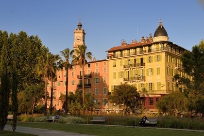 France, Alpes-Maritimes (06), Nice, vieille ville, promenade du Paillon, immeubles d'habitation et la tour de l'ancien Couvent Saint-Francois