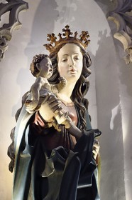 France, Haut-Rhin (68), Route des vins d'Alsace, Thann, la collégiale Saint-Thiebaut du XIVème siècle, madone des vignerons datant de 1510, le petit Jesus cache une grappe de raisin dans sa main