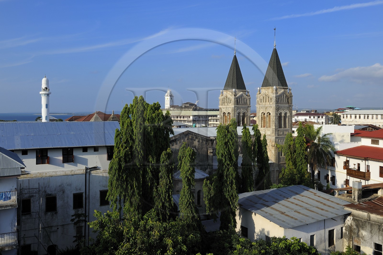 Tanzanie, archipel de Zanzibar, île de Unguja (Zanzibar), ville de Zanzibar, quartier Stone Town, classé Patrimoine Mondial de l' UNESCO, la cathédrale Saint Joseph et le minaret d'une mosquée