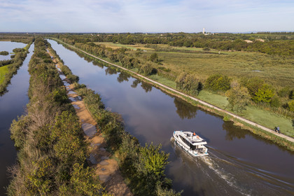 France, Gard (30), la Petite Camargue, navigation d'un bateau de plaisance Le Boat sur le canal du Rhône à Sète entre Gallician et Aigues-Mortes (vue aérienne) France, Gard, the Petite Camargue, navigation of a pleasure boat Le Boat on the Rhone to Sète Canal between Gallician and Aigues-Mortes (aerial view)