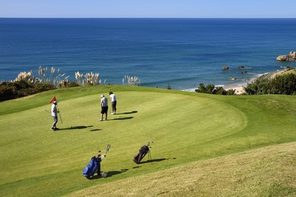France, Pyrénées-Atlantiques (64), Pays-Basque, Biarritz, golfeurs sur le golf d'Ilbarritz