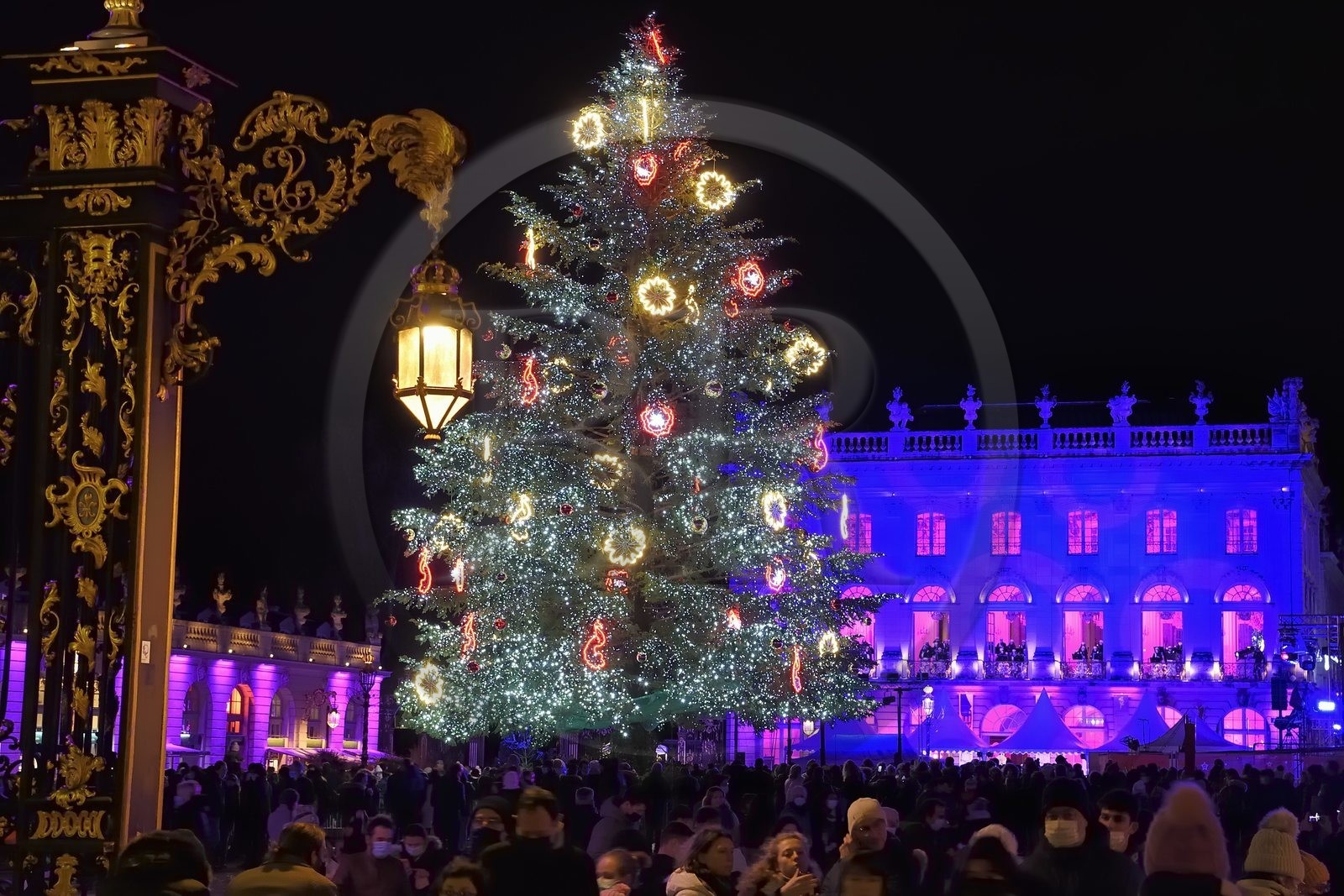 France, Meurthe-et-Moselle (54), Nancy, place Stanislas (ancienne Place Royale) lors de la fête de la Saint-Nicolas, classée Patrimoine Mondial de l'UNESCO, la Fanfare des Enfants du Boucher joue depuis l'Opera National de Lorraine