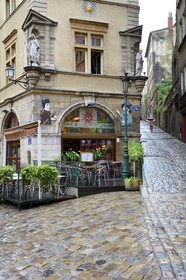 France, Rhône (69), Lyon, site historique classé Patrimoine Mondial de l'UNESCO, Vieux Lyon, quartier Saint-Georges, place de la Trinité, décor traditionnel du castelet de Guignol, et la montée du Gourguillon sur la droite