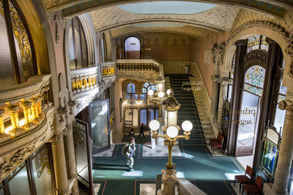 Espagne, Catalogne, Barcelone, Palau de la Musica Catalana (palais de la musique catalane), salle de concert dessinée par l'architecte du modernisme catalan Lluis Domènech i Montaner, site classé au Patrimoine Mondial de l'UNESCO, vestibule, la rampe des escaliers en pierre finement travaillée et supportée par des balustres en verre jaune transparent