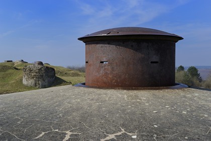 France, Meuse (55), Douaumont, fort de Douaumont, pièce maîtresse de la défense autour de Verdun qui fut pris par les allemands en 1916 puis repris par les troupes coloniales du Maroc la même année, tourelle de mitrailleuse et son observatoire en arrière-plan
