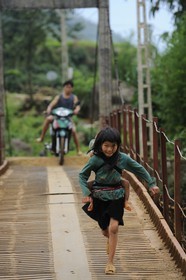 Vietnam, province de Lao Cai, région Nord-Ouest de Sapa, village de Mong Xoa de la minorité Hmong Bleu, pont suspendu à l'entrée du village