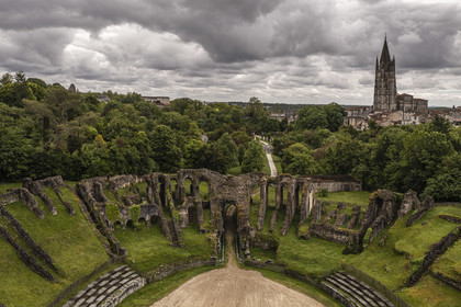France, Charente-Maritime (17),  Saintonge, Saintes, amphithéâtre gallo-romain appelé localement les Arènes de Saintes, sa construction commence sous le règne de Tibère et s'achève sous le règne de Claude, vers 40 après JC, 127 mètres de long sur 102 de large, il pouvait accueillir près de 15 000 spectateurs (vue aérienne)